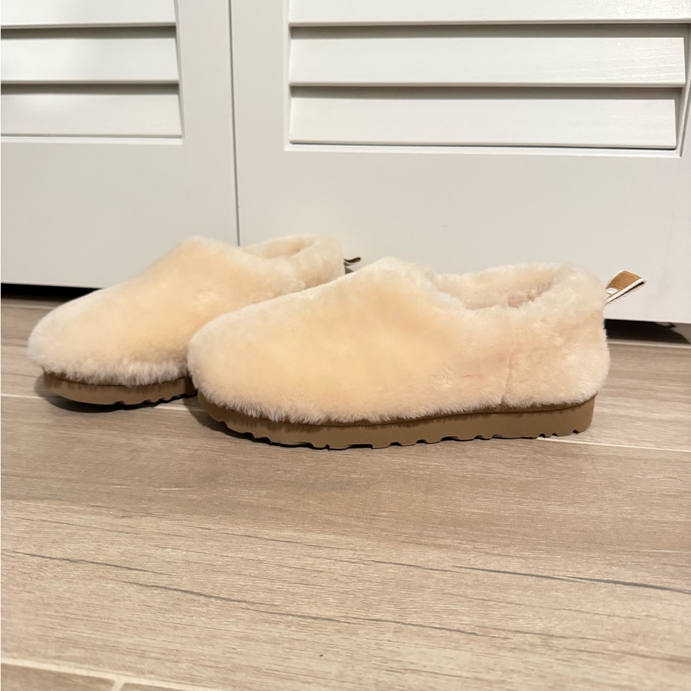 UGG NEW Classic Cozy Bootie Natural Sheepskin Ankle Slipper Size 7 SOLD OUT